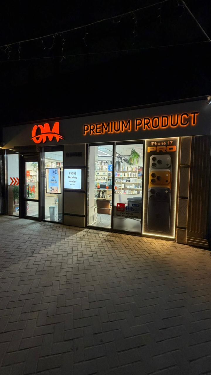 Фасад салона Salon O.M вечером